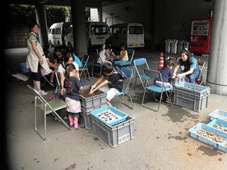 「土器を洗ってみよう」の写真