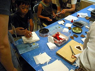 拓本に挑戦している写真