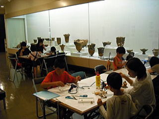 貝アクセサリーやアンギンを作成している写真