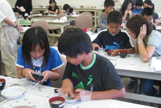 砂の中から宝物を探す実験の写真