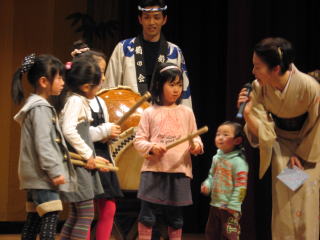 子どもたちもステージに上がる