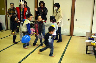 子どもたちが楽しく遊んで