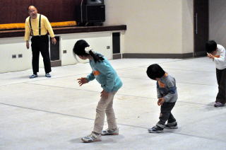 「いっしょにあそぼ！～子どもと親のコミュニケーション力を高めるパフォーマーとの出会い」