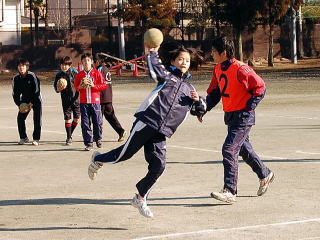 ポストプレーやかわす技術も身に付けます