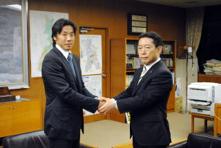 固い握手を交わす鈴木選手と井崎市長