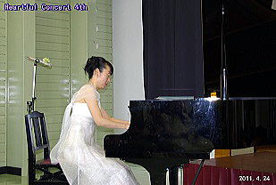 江崎さんのピアノ演奏の写真