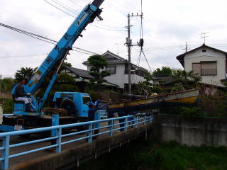 クレーン車でボートを吊り上げ