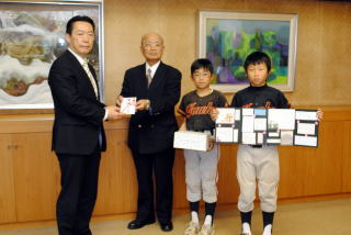井崎市長に義援金を手渡している様子の写真
