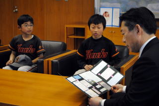 子どもたちのメッセージを読み感心する井崎市長の写真