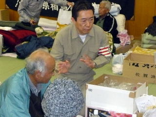 避難所を慰問する井崎市長