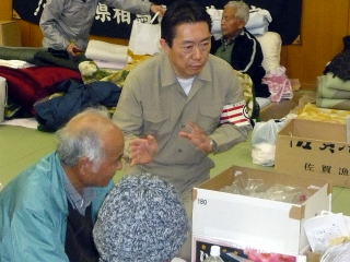 避難所を慰問する井崎市長