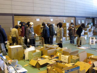 コミュニティプラザに集められた支援物資の写真