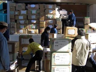 トラックいっぱいに積み込まれた支援物資の写真