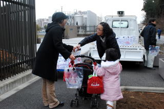 いらした市民に配布している写真