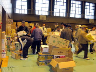 相馬市への支援物資が集まるコミュニティプラザの写真