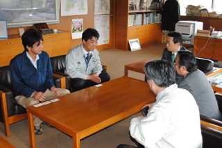 信濃町の佐藤和治さん、山下順也さんと一緒の写真
