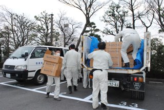 支援物資の積み込み作業の写真