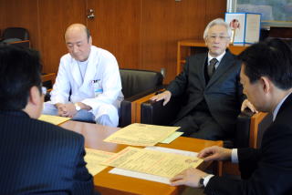 井崎市長は,協力に対する感謝の意を伝えました