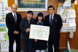 教育長室で記念撮影の写真