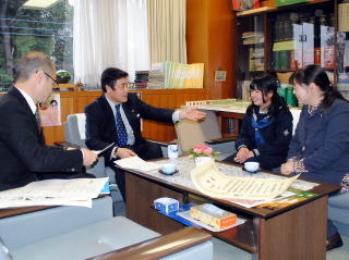 教育長室で歓談の様子の写真