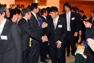 退場時に参加者らと握手を交わす大谷選手の写真