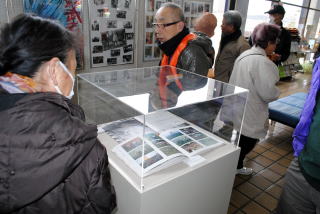 貴重な品々が多数展示されている様子の写真