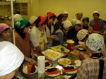 農家生活研究会の皆さんを講師にして開催された太巻き寿司教室の写真
