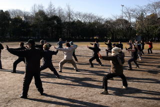 寒くても開催している様子の写真
