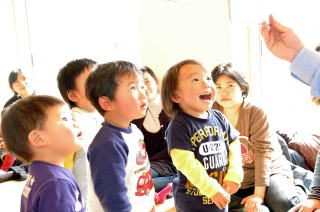 堀江パパの紙芝居を見ている子どもたちの写真