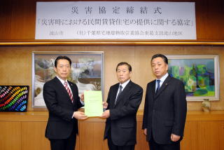 左から、井崎市長、後藤地区長、海老原議員の写真