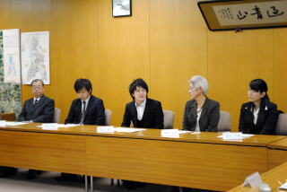 若いメンバーも多い検討委員会の写真