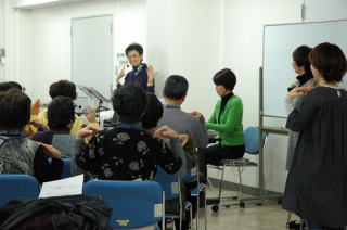 講師は「音楽療法ドレミの会」の武田さん
