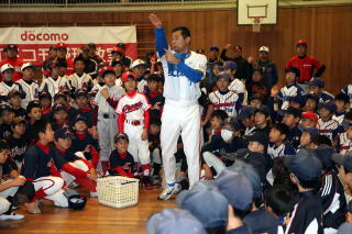 石毛選手が子どもたちに指導