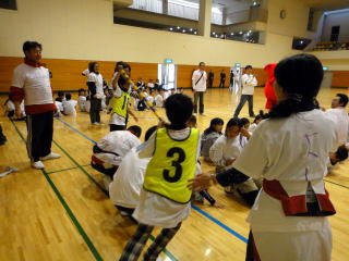 軽スポーツで交流を深める子どもたち