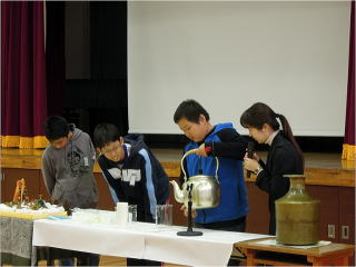 ネパールの水がめを運ぶ体験学習