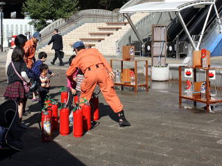 流山おおたかの森駅前で消防体験