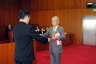 井崎市長から一人ひとりに表彰状が手渡されました