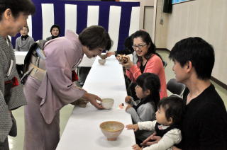 初石公民館で茶道が披露