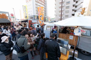 焼きそばを求めて大行列