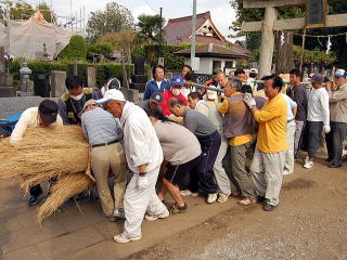 境内の移動も全人がかりでしている写真