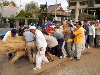 境内の移動も全人がかりでしている写真