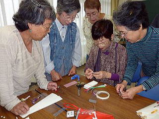 熱心に作業する皆さん