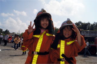 消防防火服を着て記念撮影の写真