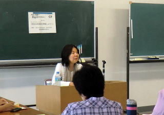 講師の国立女性教育会館客員研究員の西山さんの写真
