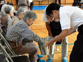 東深井中学校理科部の生徒たちによる実験