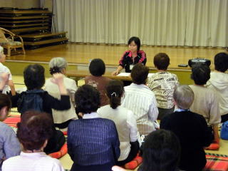 高血圧や骨粗鬆症についてのお話をしている写真