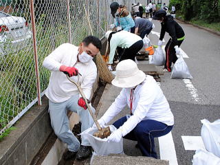 通学路の清掃の様子の写真