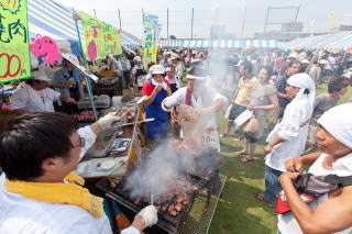 豪快に焼かれるハラミ肉