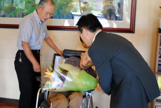 井崎市長が花束を渡している写真