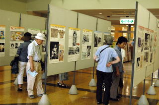 8月14日まで展示中の「サダコと折り鶴ポスター展」